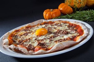 pizza cannibale du menu spécial halloween des restaurants BAILA PIZZA