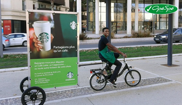 Mise en place d'une opération de street marketing Starbucks avec un Affi'Bike de l'agence Ope Spé